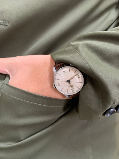 アンジェラス　ローマンインデックスの３針腕時計