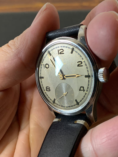 ヴィンテージ　オメガ　スウェーデン向けグレーダイヤル腕時計